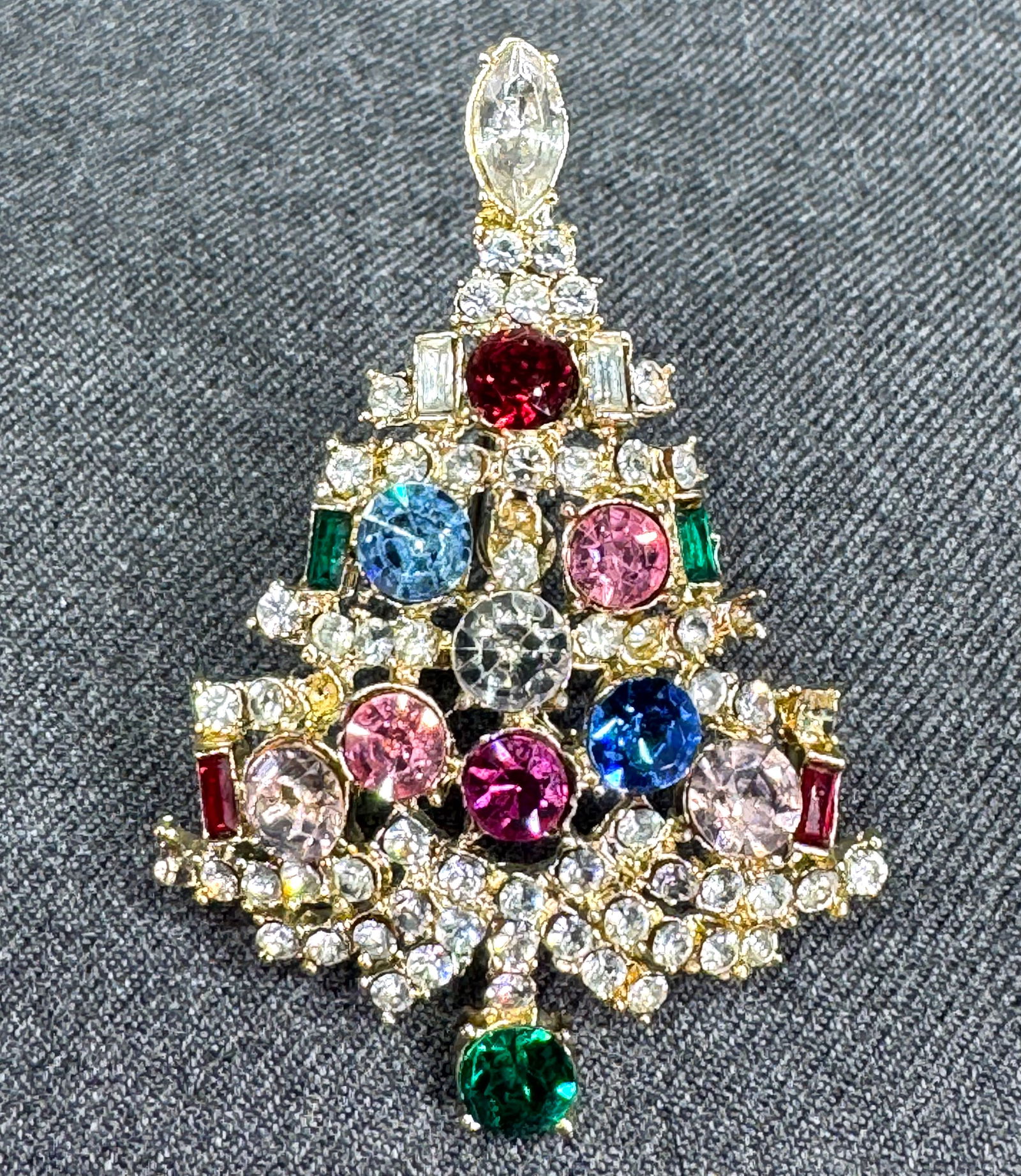 Vintage Warner style crystals goldtone metal Christmas tree pin brooch (1 of 6)