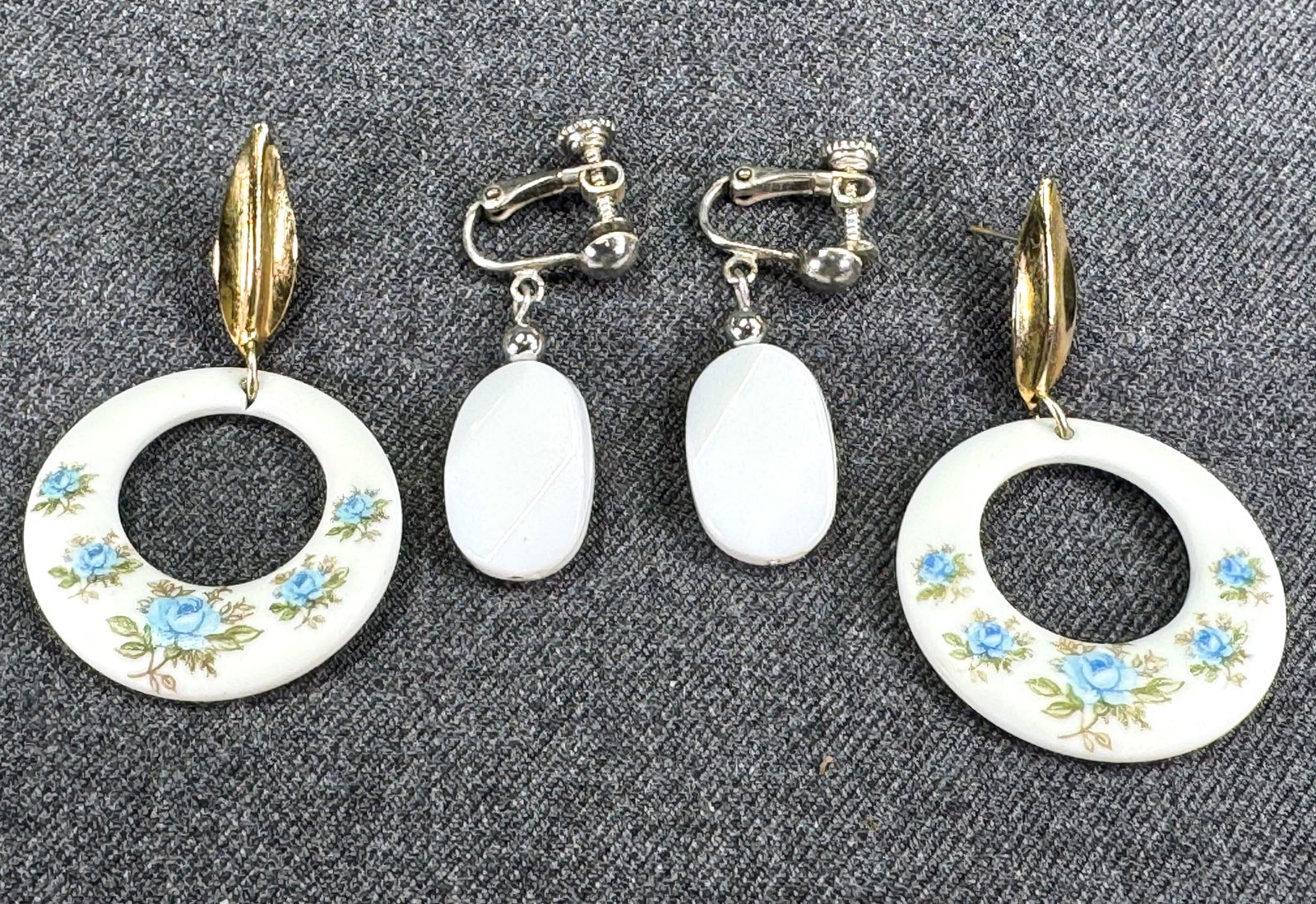 Vintage bluish flowers white plastic golden stud & white plastic silvertone clip earrings (1 of 5)