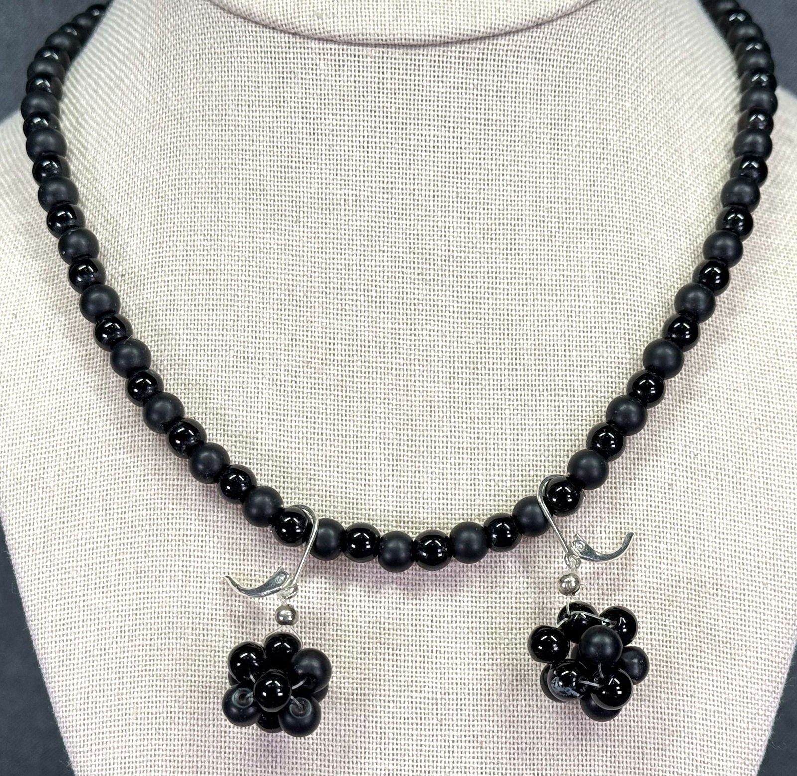 Vintage mate & glossy black glass beads & silvertone metal necklace and pierced earrings: Vintage mate & glossy black glass beads & silvertone metal necklace and pierced earrings. Unmarked. For measures please refer to the pictures taken with a measuring tape. Weight: 6 Grams. IN HOUSE Est