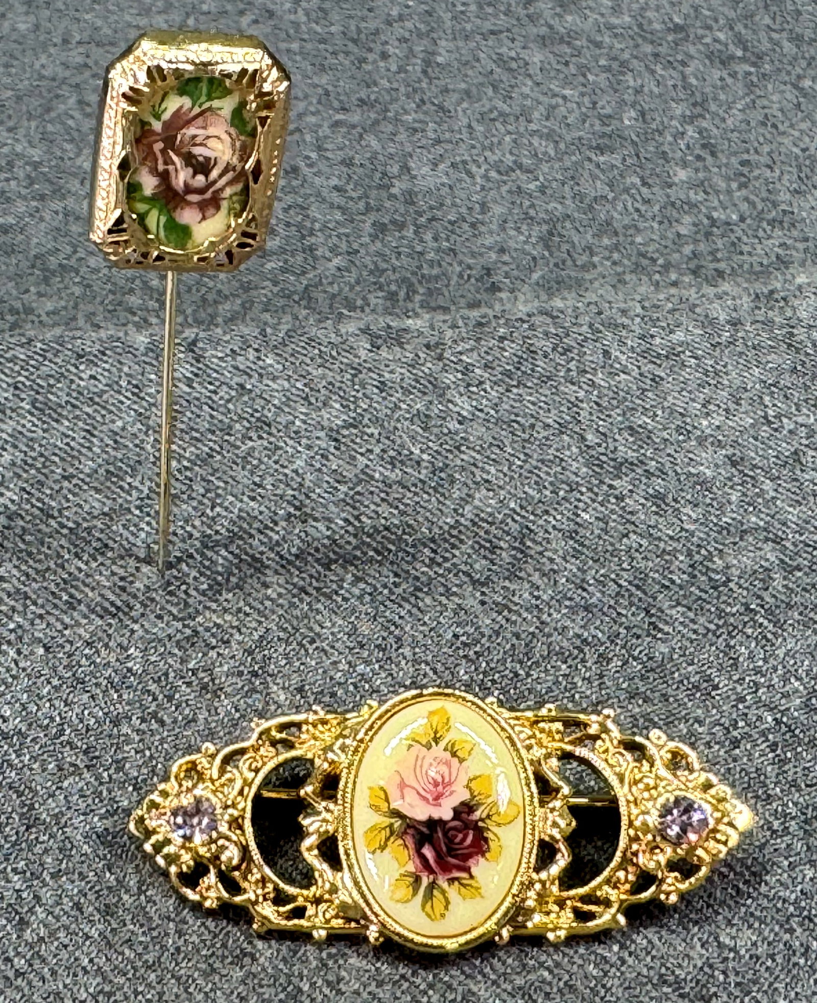 Vintage assorted jeweled floral cabs goldtone metal pin brooch and stick pin: Vintage assorted jeweled floral cabs goldtone metal pin brooch and stick pin. Unmarked. For measures please refer to the pictures taken with a measuring tape. Weight: 14 Grams. IN HOUSE Estimated* shi