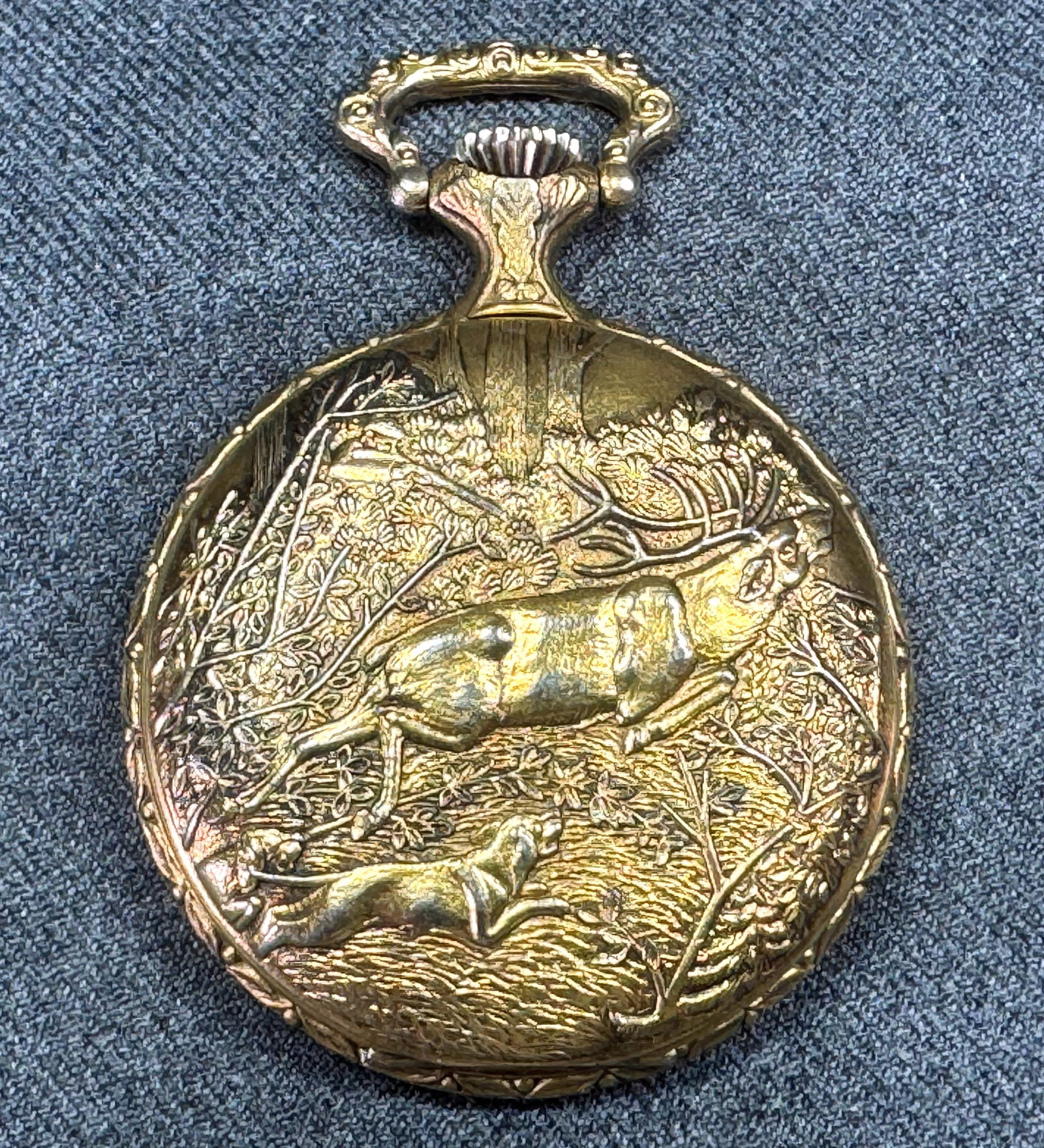 Vintage Baylor Swiss Goldtone Deer Hunting Scene Wind-up Pocket Watch. Working.: Vintage Baylor Swiss Goldtone Metal Deer Hunting Scene & Scrolls on back Wind-up Pocket Watch. Working. For measures please refer to the pictures taken with a measuring tape. Weight: 65 Grams. IN HOUS