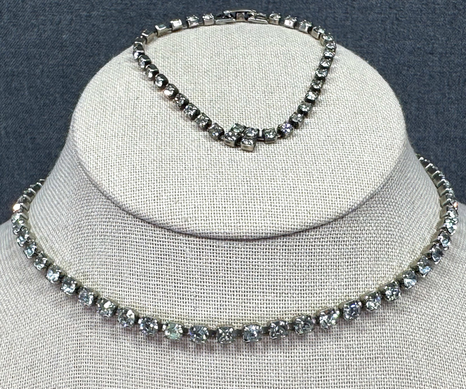 Vintage clear rhinestones silvertone metal choker necklace and bracelet: Vintage clear rhinestones silvertone metal choker necklace and bracelet. Unmarked. For measures please refer to the pictures taken with a measuring tape. Weight: 17 Grams. IN HOUSE Estimated* shipping