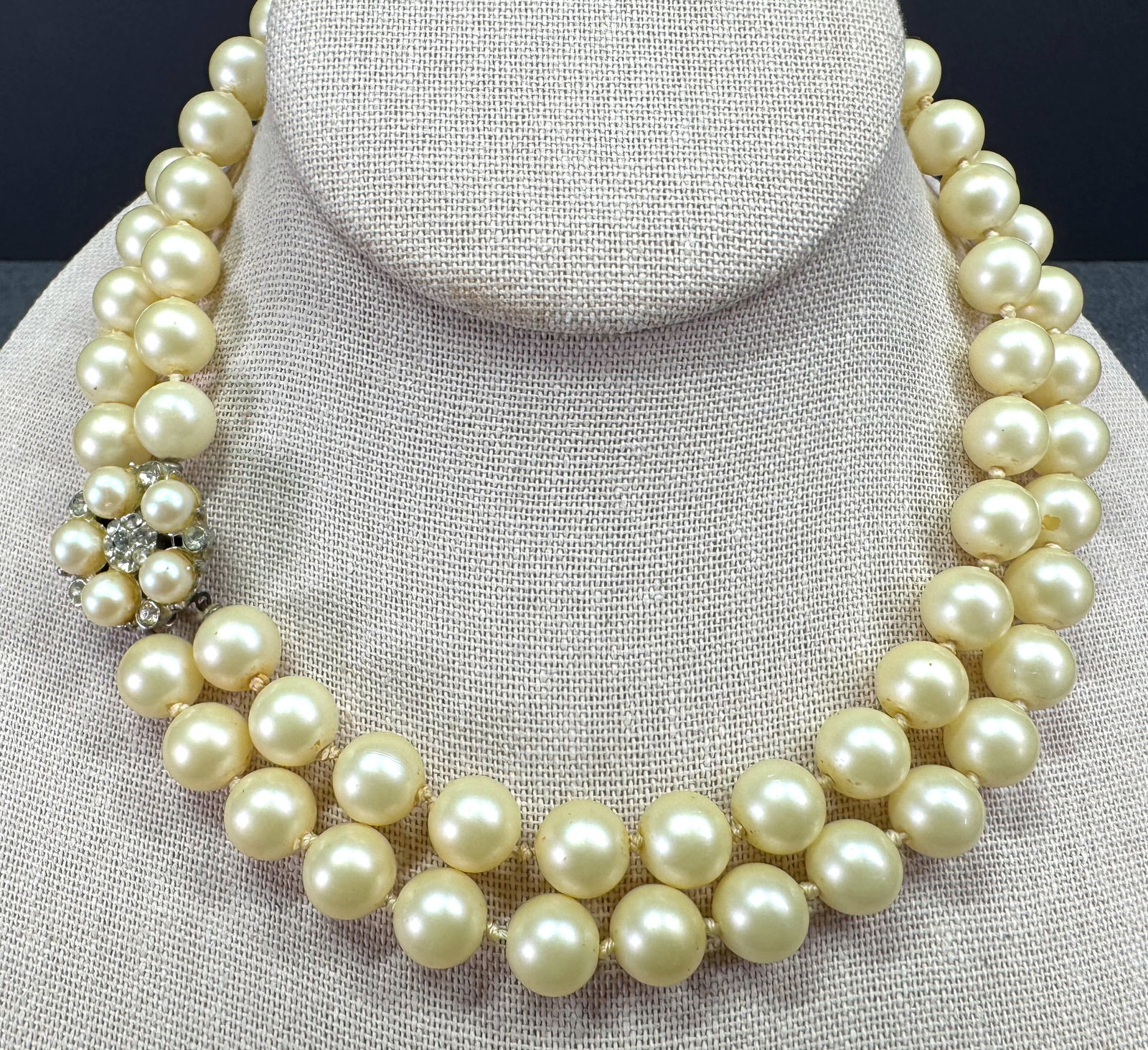 Vintage jeweled flower clasp pearly beads two strands collar necklace.: Vintage jeweled flower clasp pearly beads two strands collar necklace. Unmarked. For measures please refer to the pictures taken with a measuring tape. Weight:42 Grams. This is a NO RESERVE AUCTION: t