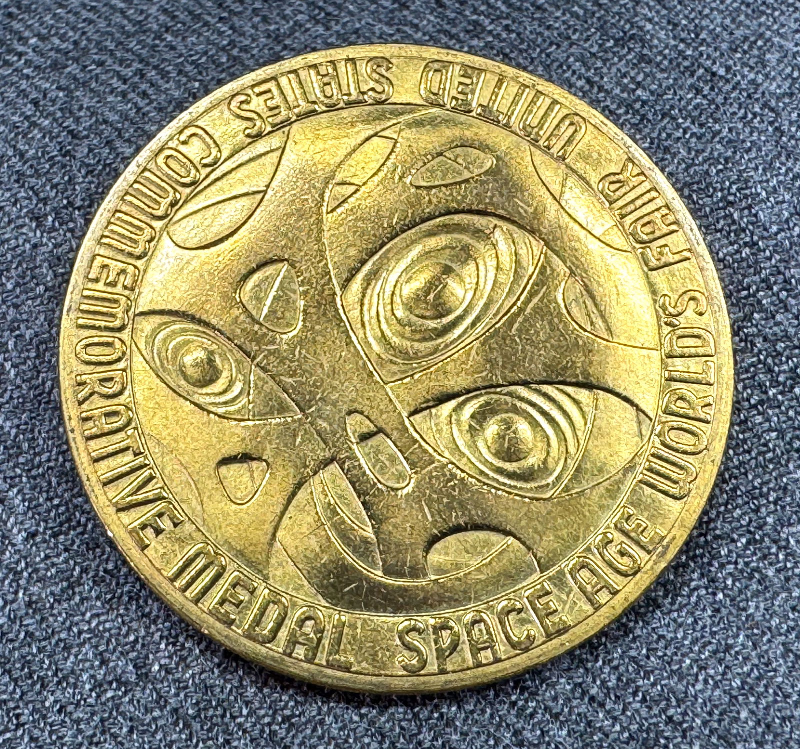 Space Age Seattle Washington Worlds Fair Space 1962 Century 21 Exposition Official Bronze: Space Age Seattle Washington Worlds Fair Space 1962 Century 21 Exposition Official Bronze. For measures please refer to the pictures taken with a measuring tape. Weight: 16 Grams. This is a NO RESERVE