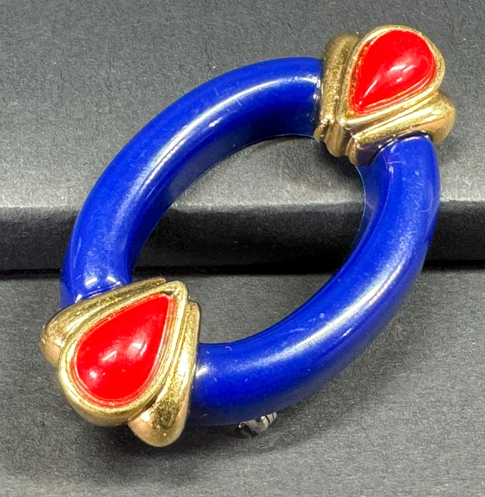 Vintage 80s red & blue plastic goldtone metal pin brooch.: Vintage 80s red & blue plastic goldtone metal pin brooch. For measures please refer to the pictures taken with a measuring tape. Weight: 12 Grams. This is a NO RESERVE AUCTION: there are no hidden or