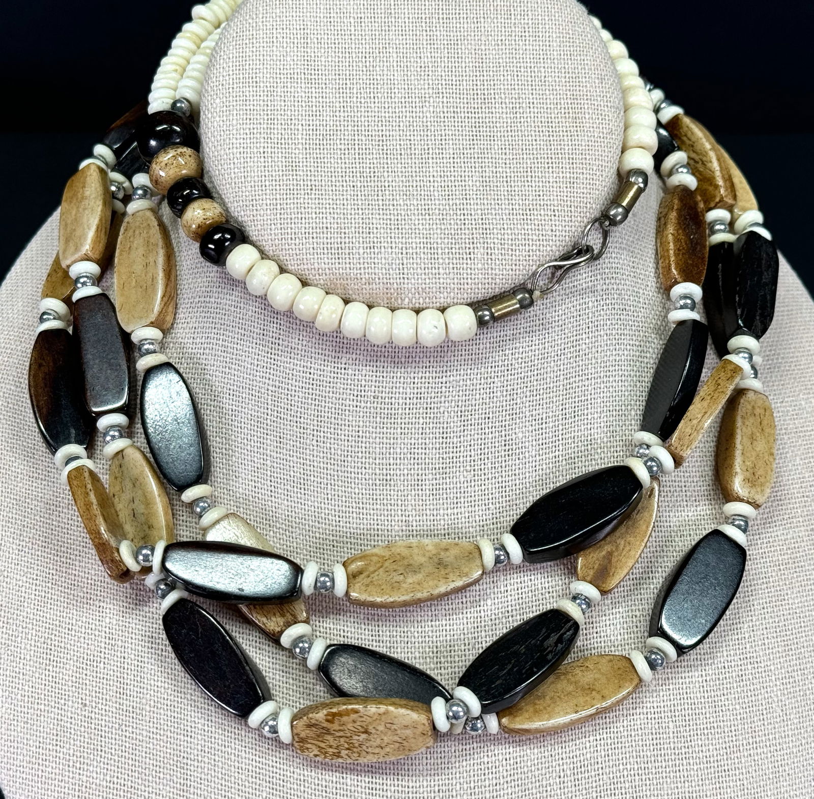Vintage boho dyed bone & silvertone metal 3 strands necklace.: Vintage boho dyed bone & silvertone metal 3 strands necklace. Unmarked. For measures please refer to the pictures taken with a measuring tape. Weight: 100 Grams. This is a NO RESERVE AUCTION: there ar