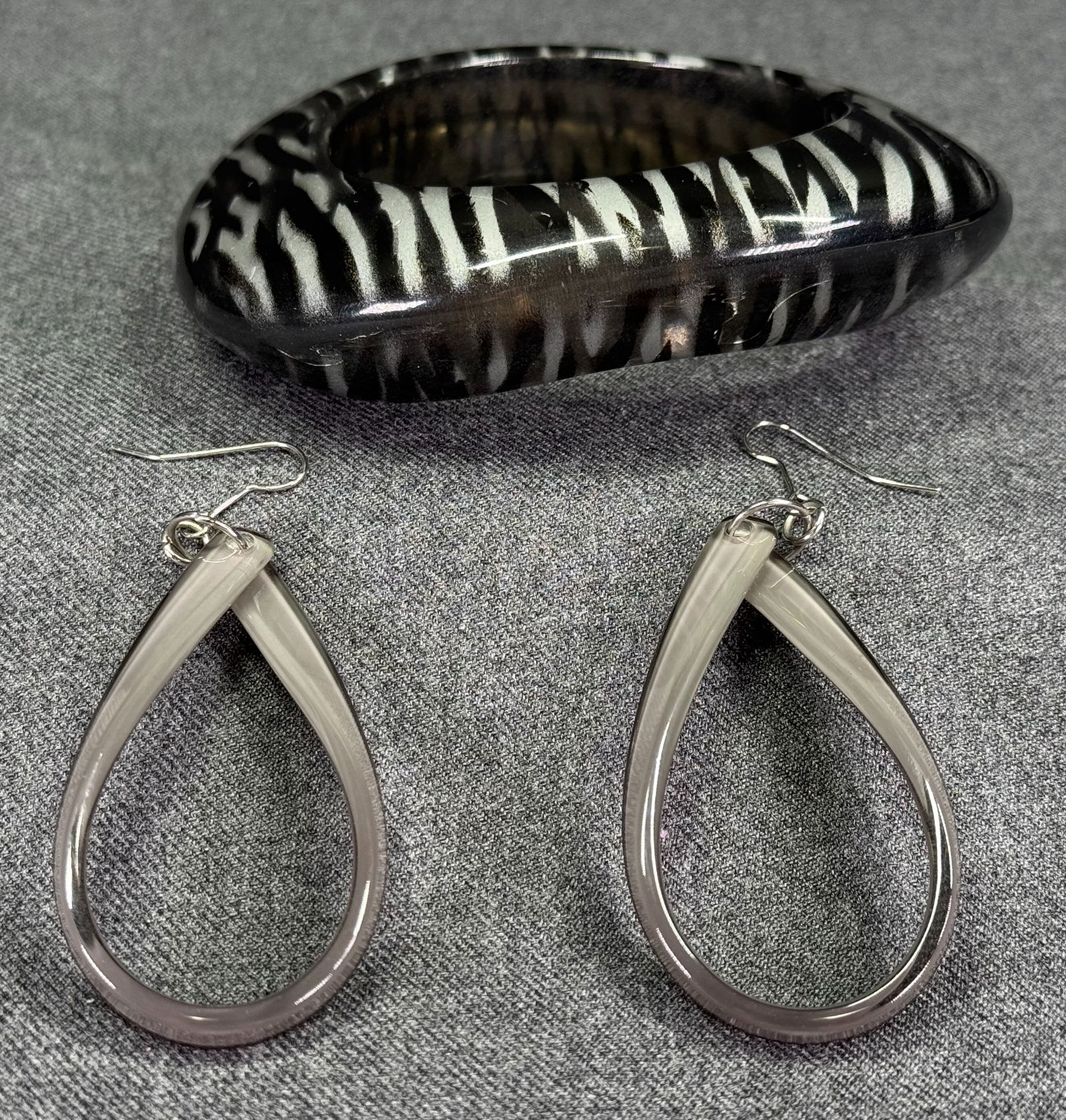 Vintage black & silver animal print plastic wavy bangle & drop hook earrings (1 of 13)