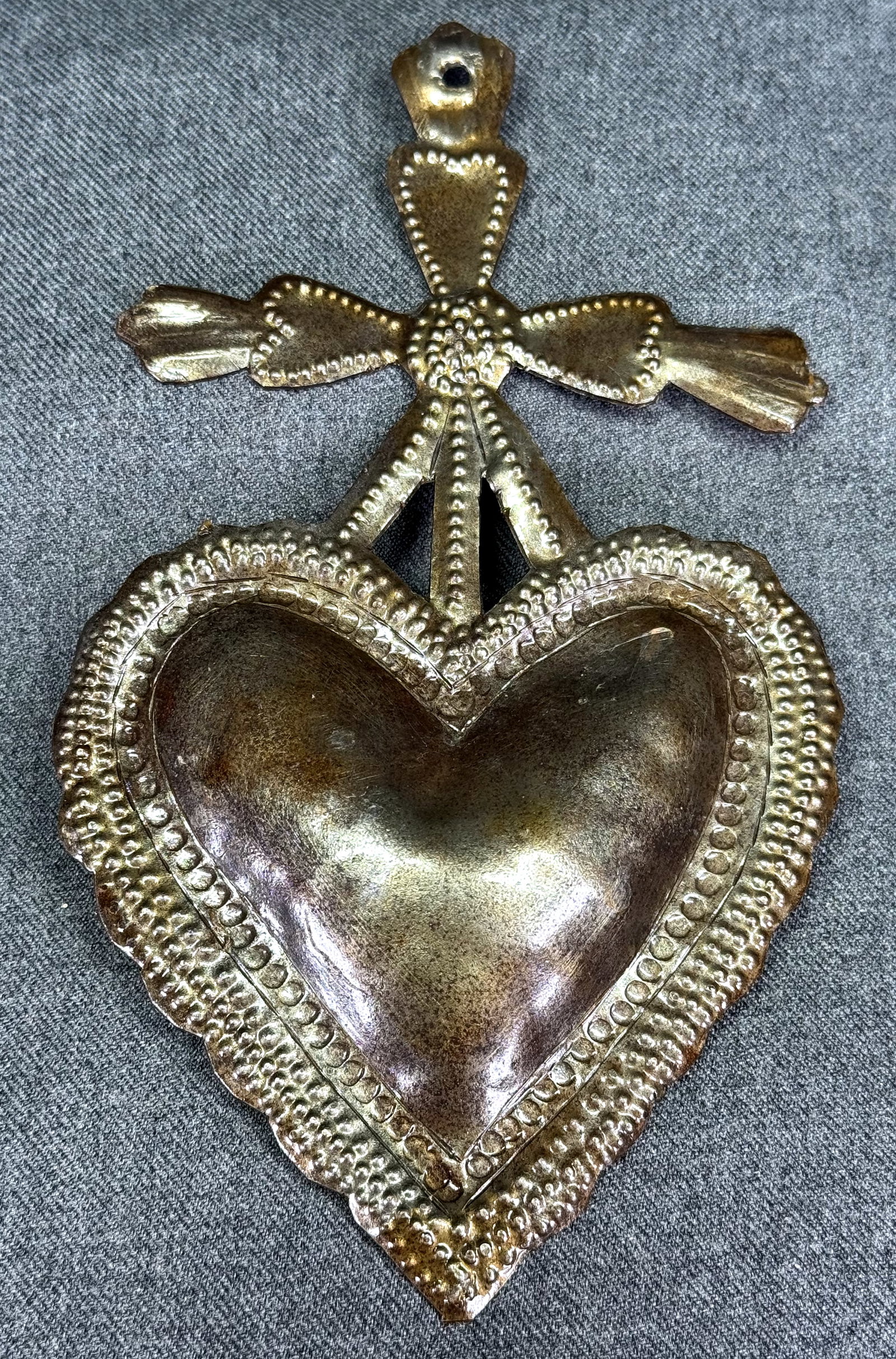 Vintage Folk Art varnished metal ex votos sacred heart wall hanging: Vintage Folk Art varnished metal ex votos sacred heart wall hanging. For measures please refer to the pictures taken with a measuring tape. Weight: 54 Grams. IN HOUSE Estimated* shipping and handling 