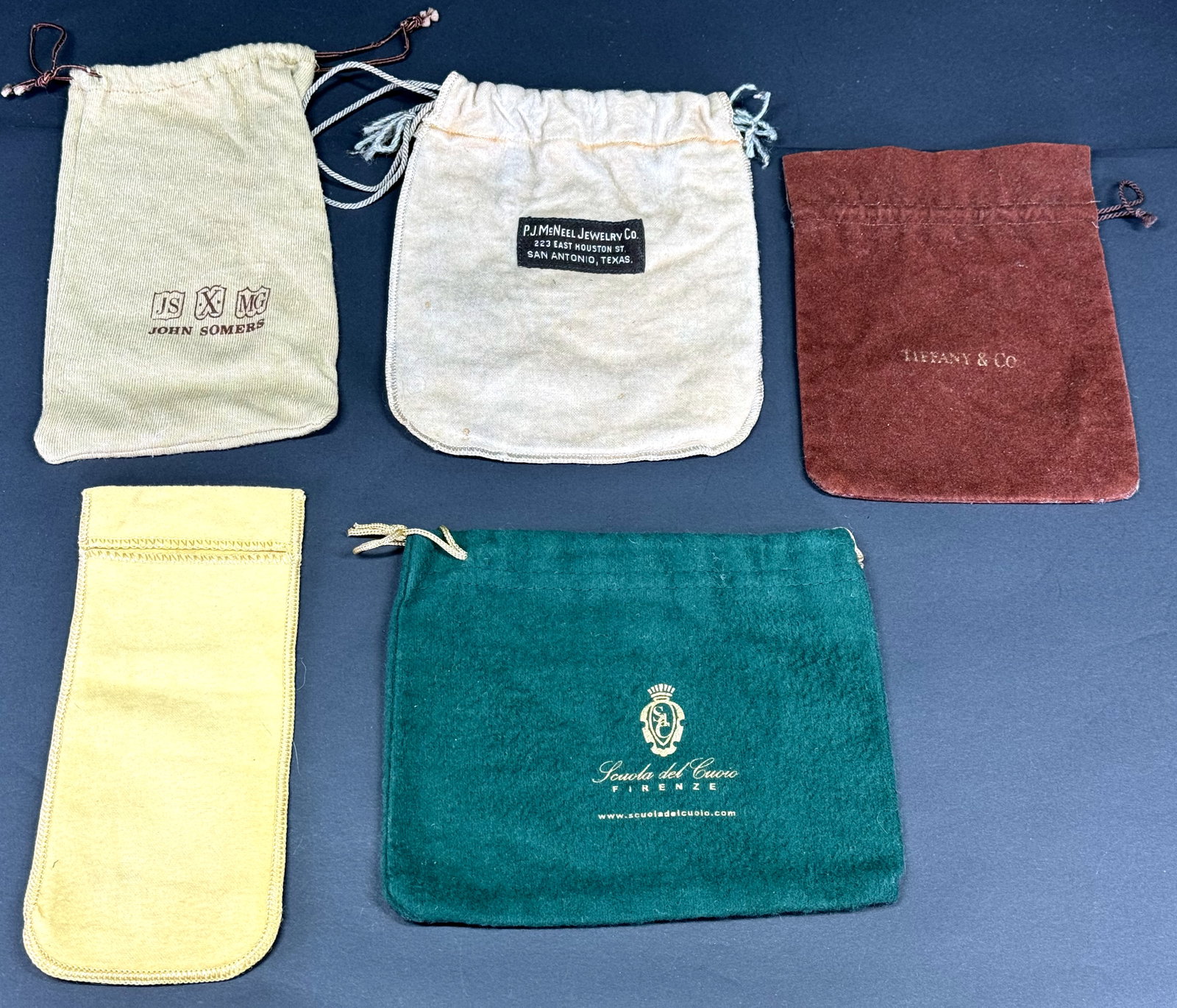 Vintage assorted Tiffany, John Sommers, Scuola del Cuoio & other dust bags. Lot of 5.: Vintage assorted Tiffany, John Sommers, Scuola del Cuoio & other dust bags. Lot of 5. Empty. For measures please refer to the pictures taken with a measuring tape. This is a NO RESERVE AUCTION: there 