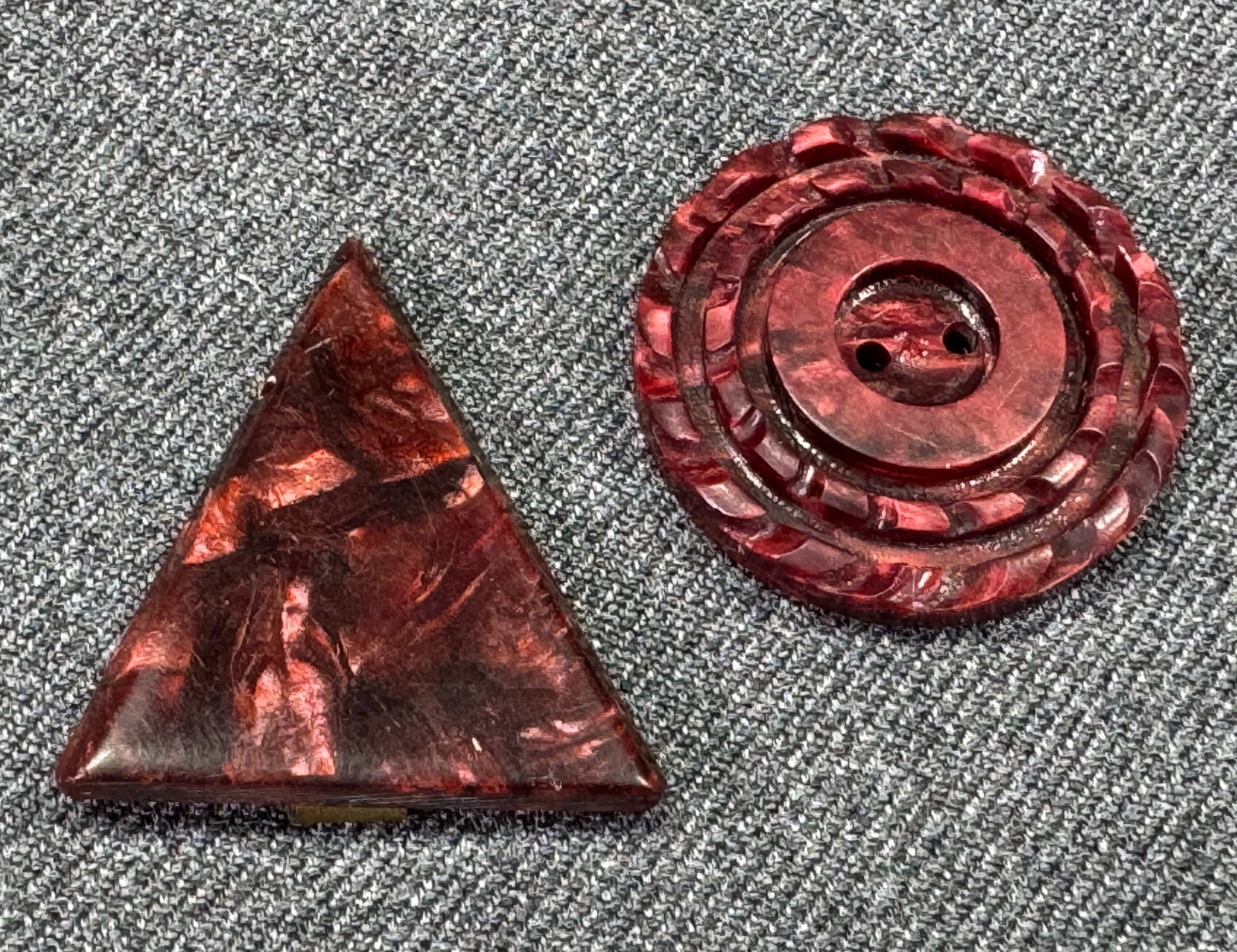 Antique Vintage carved marbled burgundy galalith flower button & small buckle.: Antique Vintage carved marbled burgundy galalith flower button & small buckle. For measures please refer to the pictures taken with a measuring tape. Galalith (milk stone) is a registered trademark, p