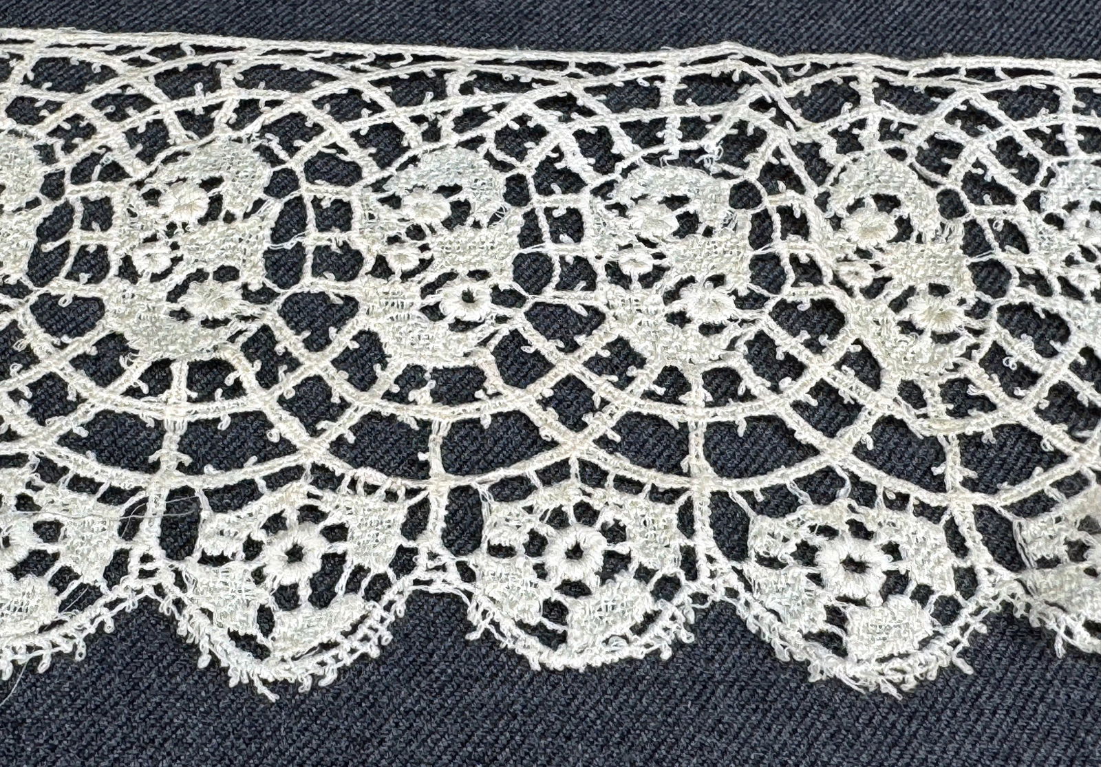 Vintage flowers lace trim: Vintage flowers lace trim. For measures please refer to the pictures taken with a measuring tape. IN HOUSE Estimated* shipping and handling cost within the U.S. : $7 We combine shipping. *This estimat
