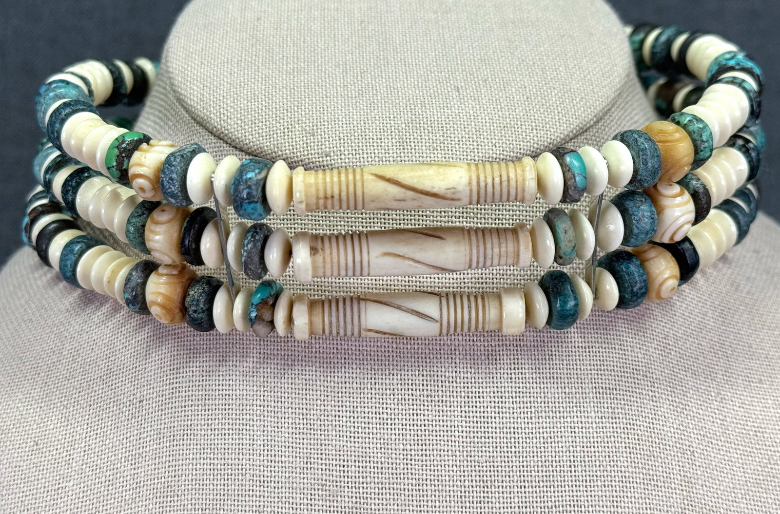 Vintage Southwestern style artisan bone and turquoise beads wired choker necklace: Vintage Southwestern style artisan carved bone and stabilized turquoise beads wired choker necklace. For measures please refer to the pictures taken with a measuring tape. Weight: 98 Grams. IN HOUSE E