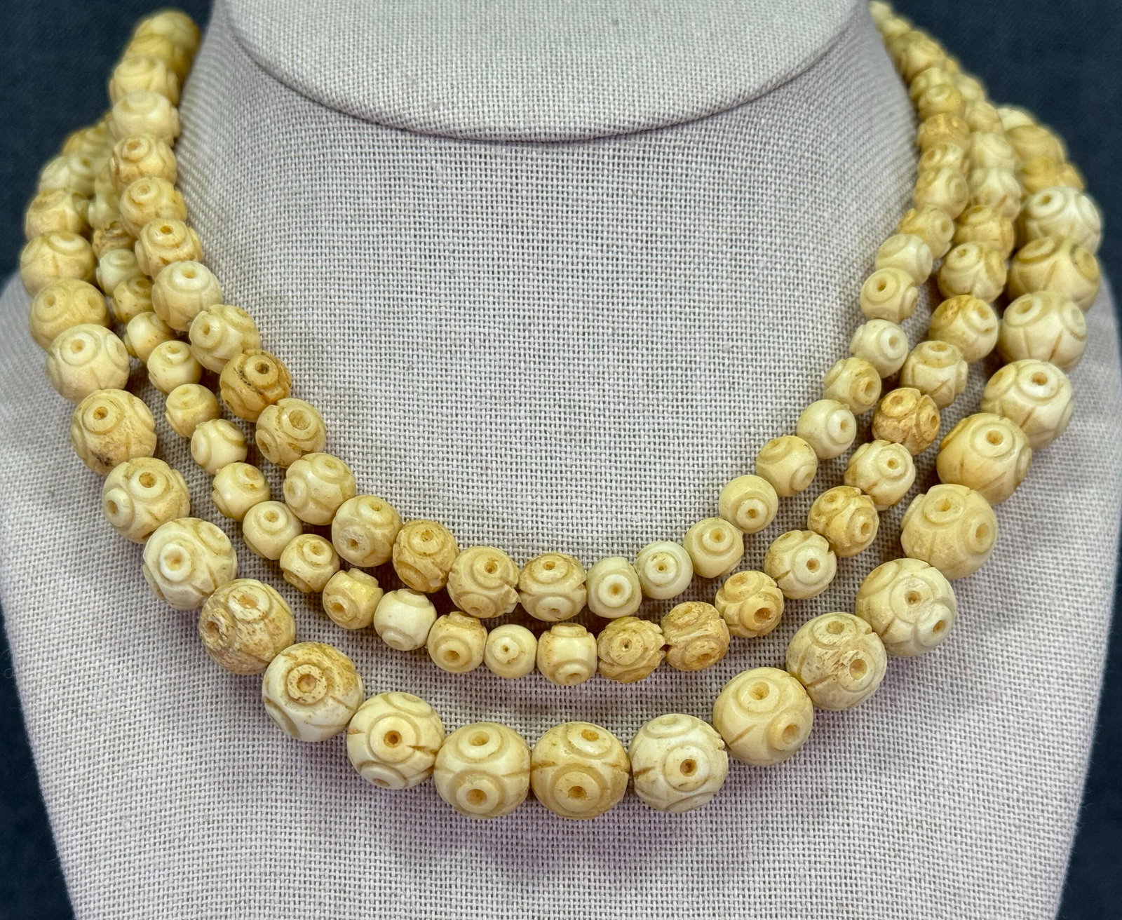 Vintage flapper graduated carved bone beads necklace . 50 inches long: Vintage flapper graduated carved bone beads necklace. Around 50 inches long end to end. For measures please refer to the pictures taken with a measuring tape. Weight: 80 Grams. IN HOUSE Estimated* SHI