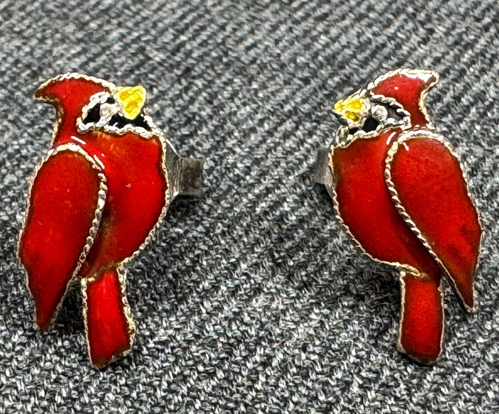 Vintage shashi singapuri enamel sterling silver cardinal stud earrings: Vintage shashi singapuri enamel sterling silver small cardinal stud earrings. Marked S925. For measures please refer to the pictures taken with a measuring tape. Weight: 1.12 Grams. IN HOUSE Estimated