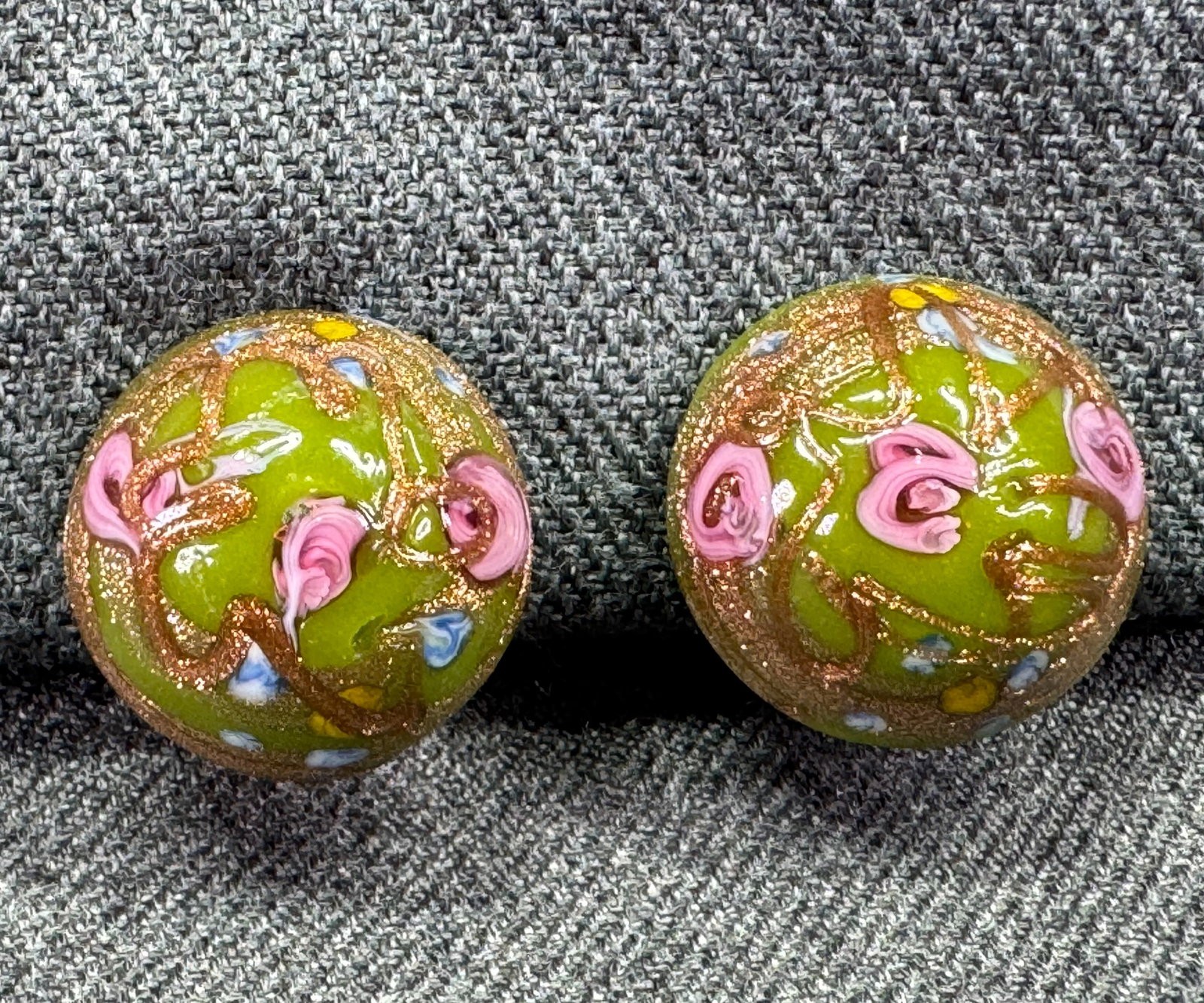 Vintage Italian wedding cake Murano glass clip on earrings: Vintage Italian wedding cake Murano glass clip on earrings. Unmarked. For measures please refer to the pictures taken with a measuring tape. Weight: 10 Grams. IN HOUSE Estimated* SHIPPING & HANDLING C