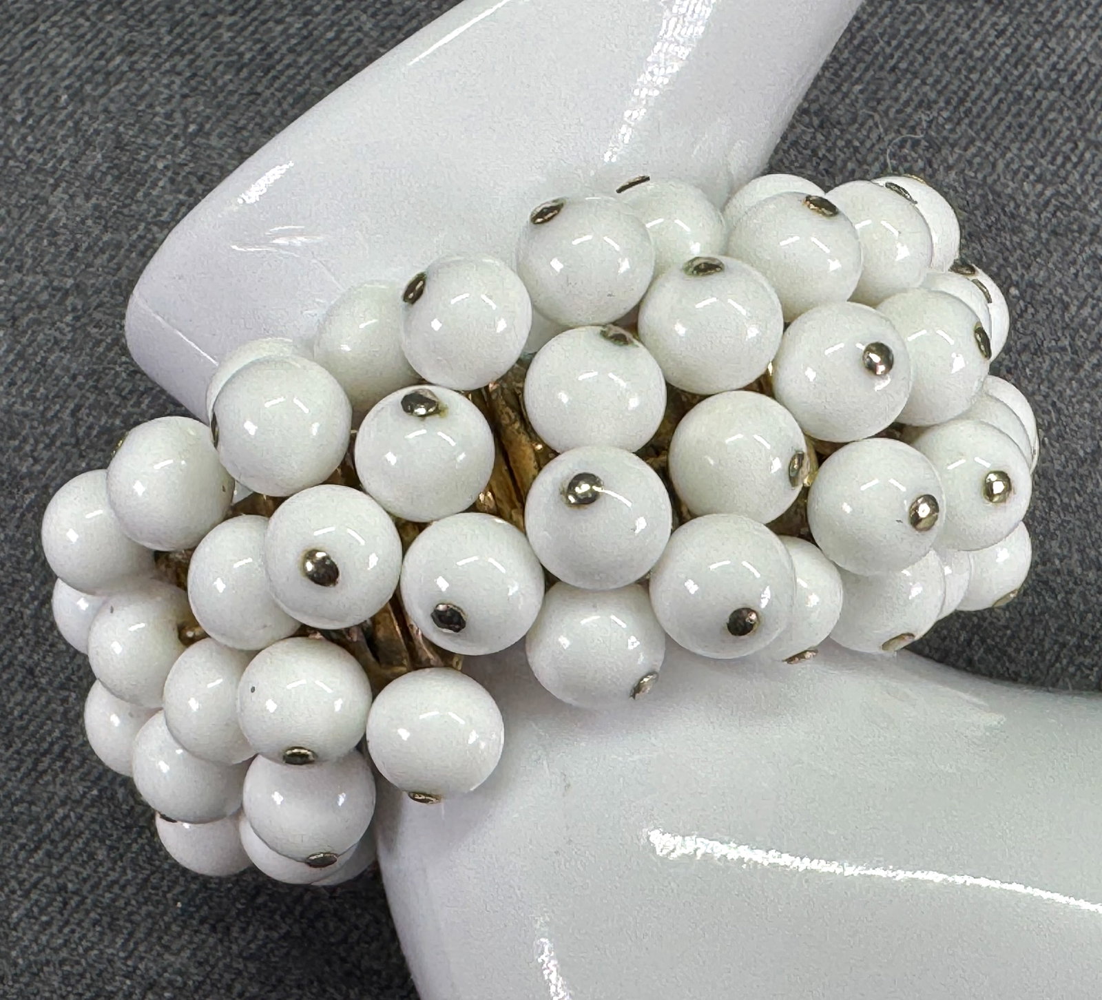 Vintage Capri New York cha cha milk glass beaded expansion bracelet: Vintage Capri New York cha cha milk glass beaded goldtone expansion bracelet. Marked Capri New York, MAde in Japan, Sainless steel back. For measures please refer to the pictures taken with a measurin