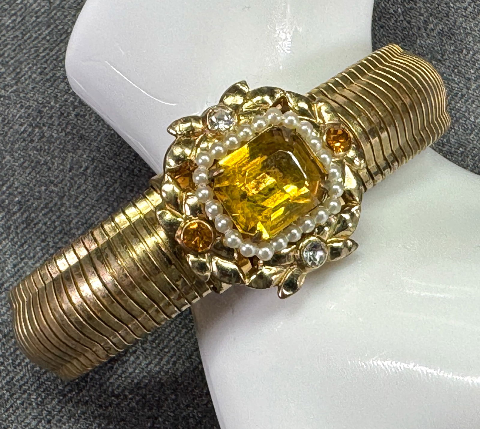 Vintage Coro Pegasus crytals & pearly beads goldtone stretch bracelet: Vintage Coro Pegasus crytals & pearly beads goldtone stretch bracelet. Marked. For measures please refer to the pictures taken with a measuring tape. Weight: 28 Grams. IN HOUSE Estimated* SHIPPING & H