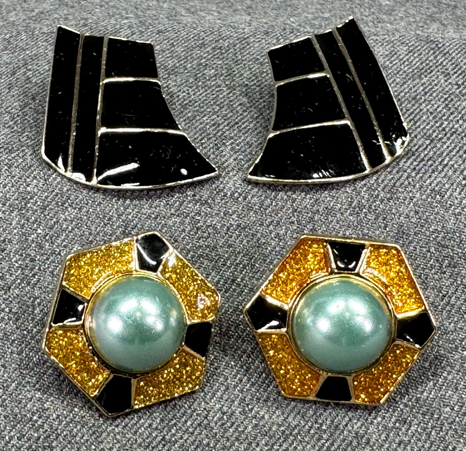 Vintage 80's pearly enameled and black enamel goldtone metal stud earrings (1 of 5)