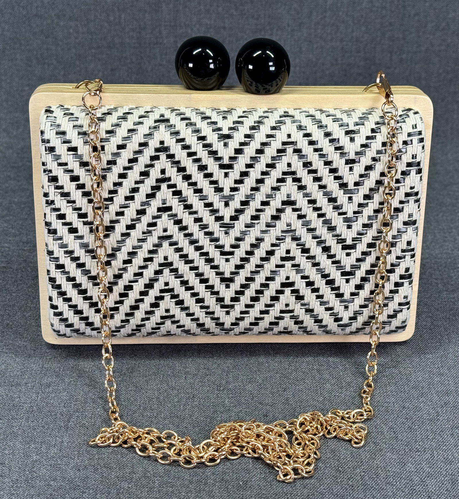 Creamy & black woven fabric wooden frame purse bag: Creamy & black woven fabric wooden frame purse bag. Ball black clasp. Magnetic closure. interior in fabric. Goldtone chain strap. Unmarked. For measures please refer to the pictures taken with a measu