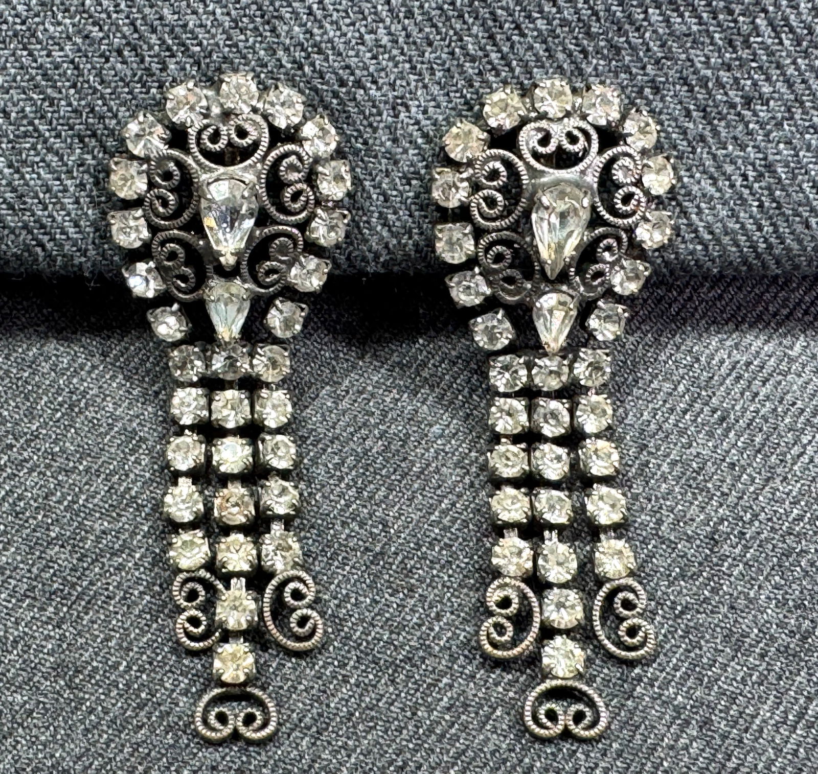 Vintage Warner style clear crystals silvertone filigree chandelier clip earrings: Vintage Warner style clear crystals silvertone filigree chandelier clip earrings. Unmarked. For measures please refer to the pictures taken with a measuring tape. Weight:16 Grams. IN HOUSE Estimated*