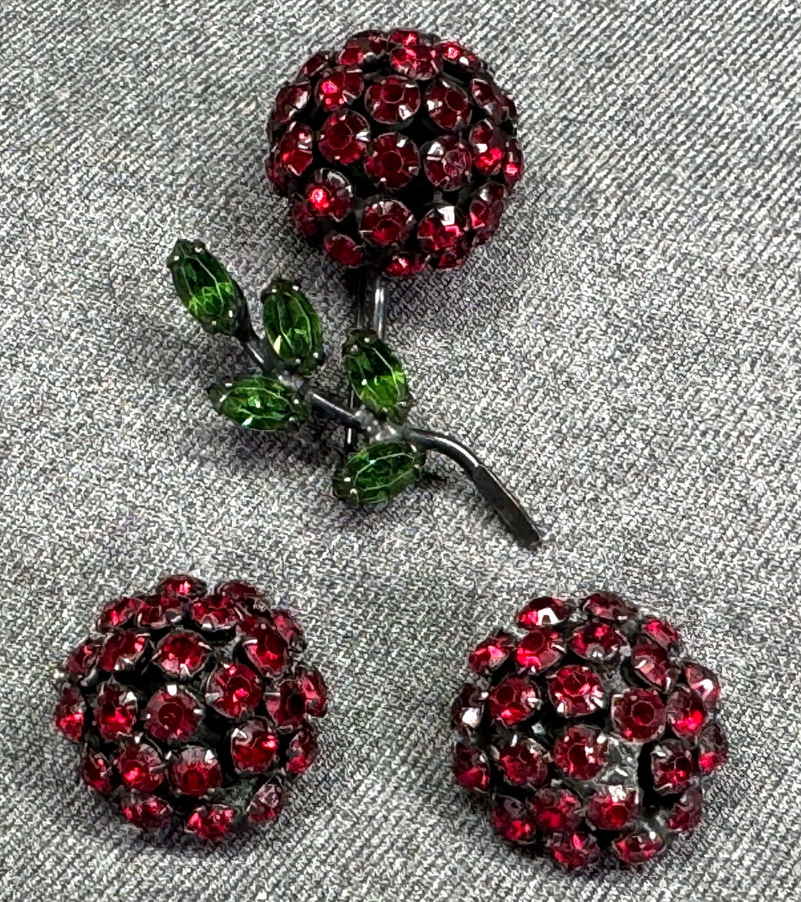 Vintage Warner green & red ruby color crystals japanned metal pin brooch & earrings (1 of 10)