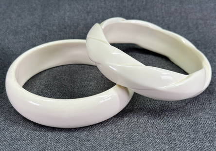 Vintage creamy white plastic bracelet bangles. Lot of 2: Vintage creamy white plastic bracelet bangles. Lot of 2. Unmarked. For measures please refer to the pictures taken with a measuring tape. Weight: 57 Grams This is a NO RESERVE AUCTION: there are no hi