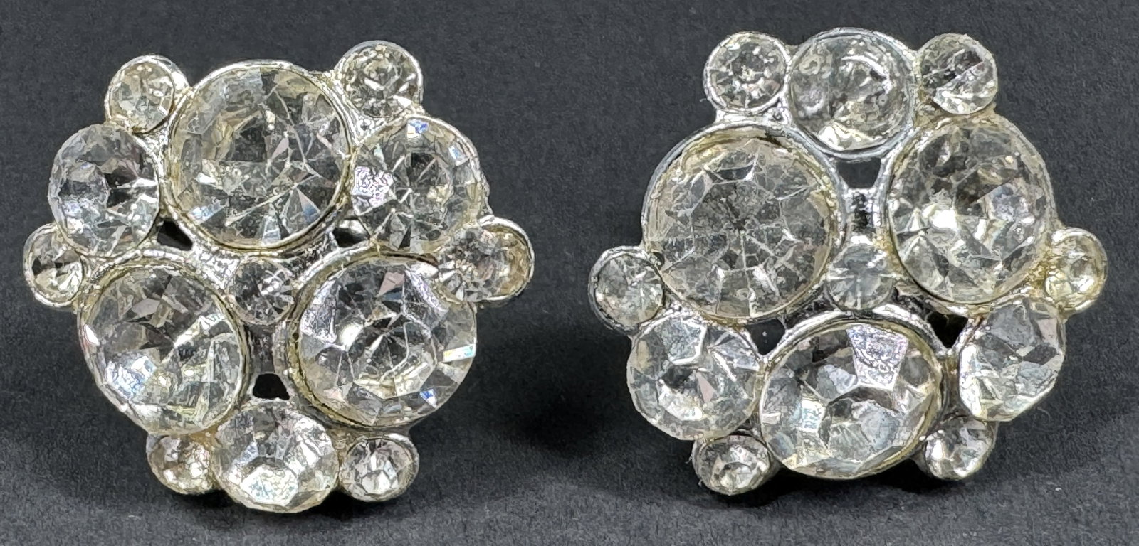 Vintage Little Nemo clear crystals silvertone pot metal screw back earrings.: Vintage Little Nemo clear crystals silvertone pot metal screw back earrings. Marked. For measures please refer to the pictures taken with a measuring tape. Weight: 12 Grams. This is a NO RESERVE AUCTI