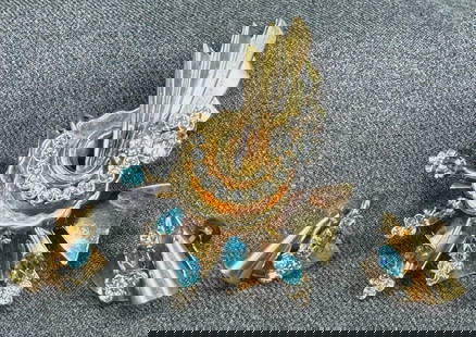 Vintage blue & clear crystals goldstone metal bouquet pin brooch & screw earrings set.: Vintage blue & clear crystals goldstone metal bouquet pin brooch & screw earrings set. Unmarked. For measures please refer to the pictures taken with a measuring tape. Weight: 23 Grams. This is a NO R