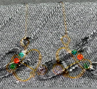 Vintage boho artsy glass seed beads twisted bronze wire hook earrings: Vintage boho artsy glass seed beads twisted bronze wire hook earrings For measures please refer to the pictures taken with a measuring tape. Weight: 5 Grams. This is a NO RESERVE AUCTION: there are no