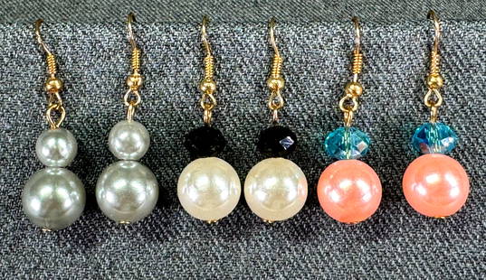 Vintage assorted colors pearly beads & crystals goldtone hook earrings . Lot of 3: Vintage assorted colors pearly beads & crystals goldtone hook earrings . Lot of 3. For measures please refer to the pictures taken with a measuring tape. Weight: 9 Grams. This is a NO RESERVE AUCTION: