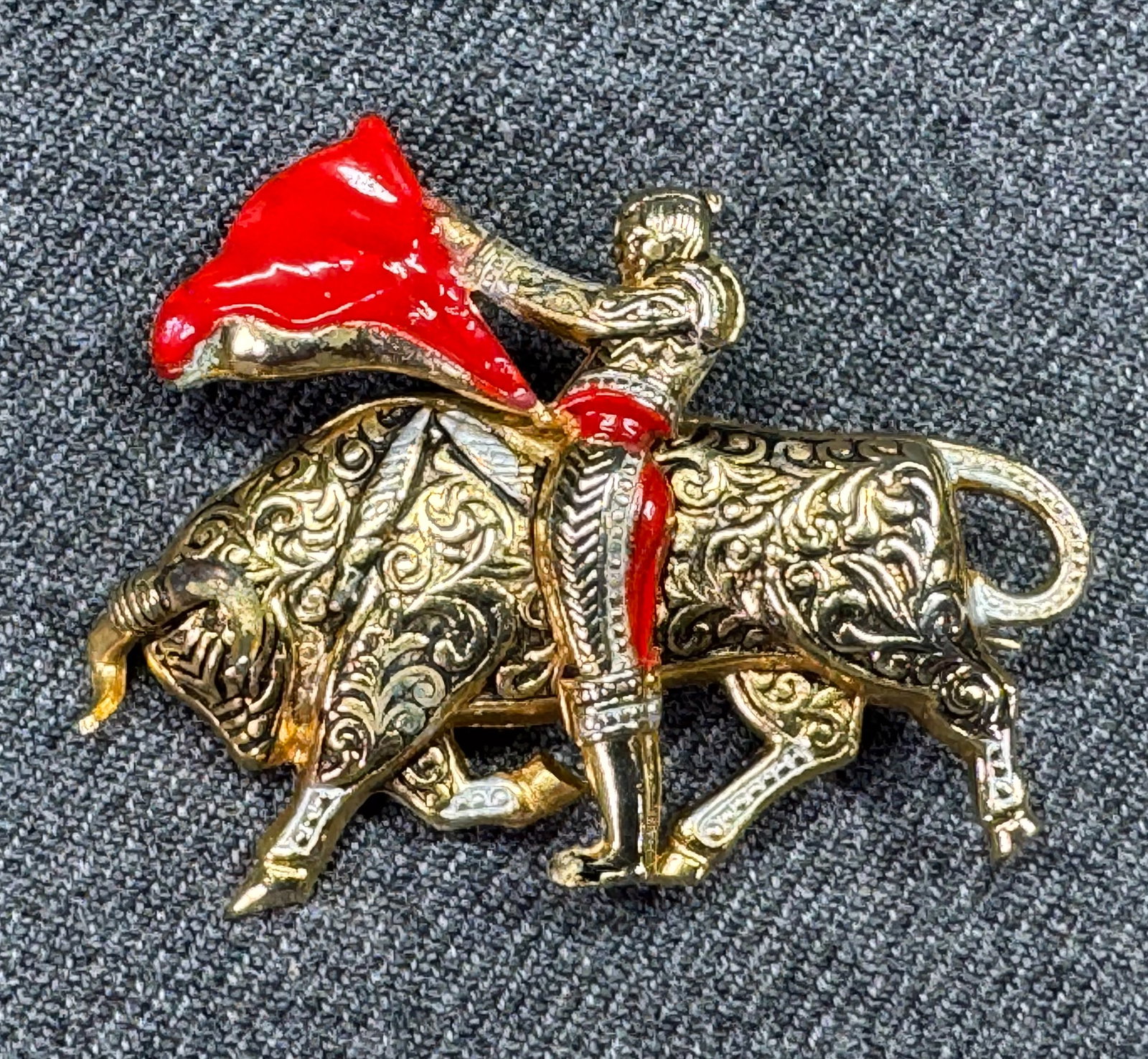 Vintage Spanish enamel damascene style goldtone metal bullfighter pin brooch: Vintage Spanish enamel damascene style goldtone metal bullfighter pin brooch. Unmarked. For measures please refer to the pictures taken with a measuring tape. Weight: 9 Grams. IN HOUSE Estimated* ship