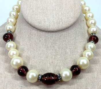 Vintage 80s faux pearl rhinestones & glass beaded collar necklace: Vintage 80s faux pearls rhinestones & glass beaded collar necklace. Unmarked. For measures please refer to the picture taken with a measuring tape. Weight : 36 Grams. This is a NO RESERVE AUCTION: the