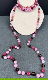 Vintage pink fuchsia glass beads dangles silvertone chain choker & flapper necklace set: Vintage pink fuchsia glass beads dangles silvertone chain choker & flapper necklace set. Unmarked For measures please refer to the pictures taken with a measuring tape. Weight: 210 Grams. This is a NO