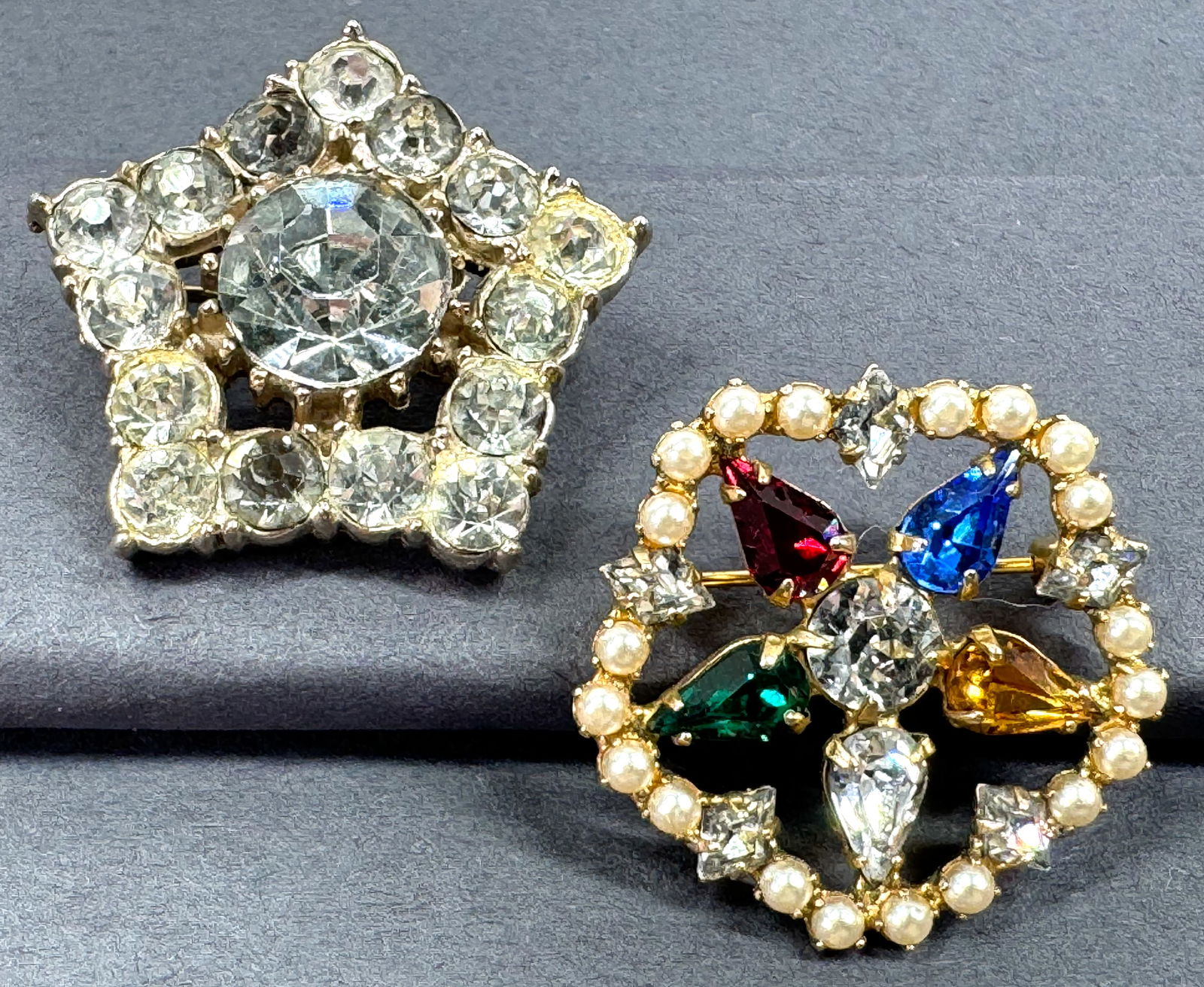 Vintage B David color crystals & faux pearls and clear goldtone flower pin brooches.: Vintage B David color crystals & faux pearls and clear crystals goldtone metal flower pin brooches. Set of 2. b The B david is marked and the other one is unmarked For measures please refer to the pic