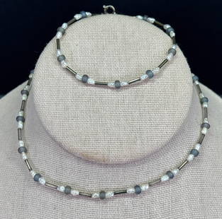 Vintage artsy baroque pearls, frosted glass & liquid silver beaded collar & bracelet: Vintage artsy baroque pearls, frosted glass & liquid silver beaded collar & bracelet. Unmarked. For measures please refer to the pictures taken with a measuring tape. Weight: 7 Grams. This is a NO RES