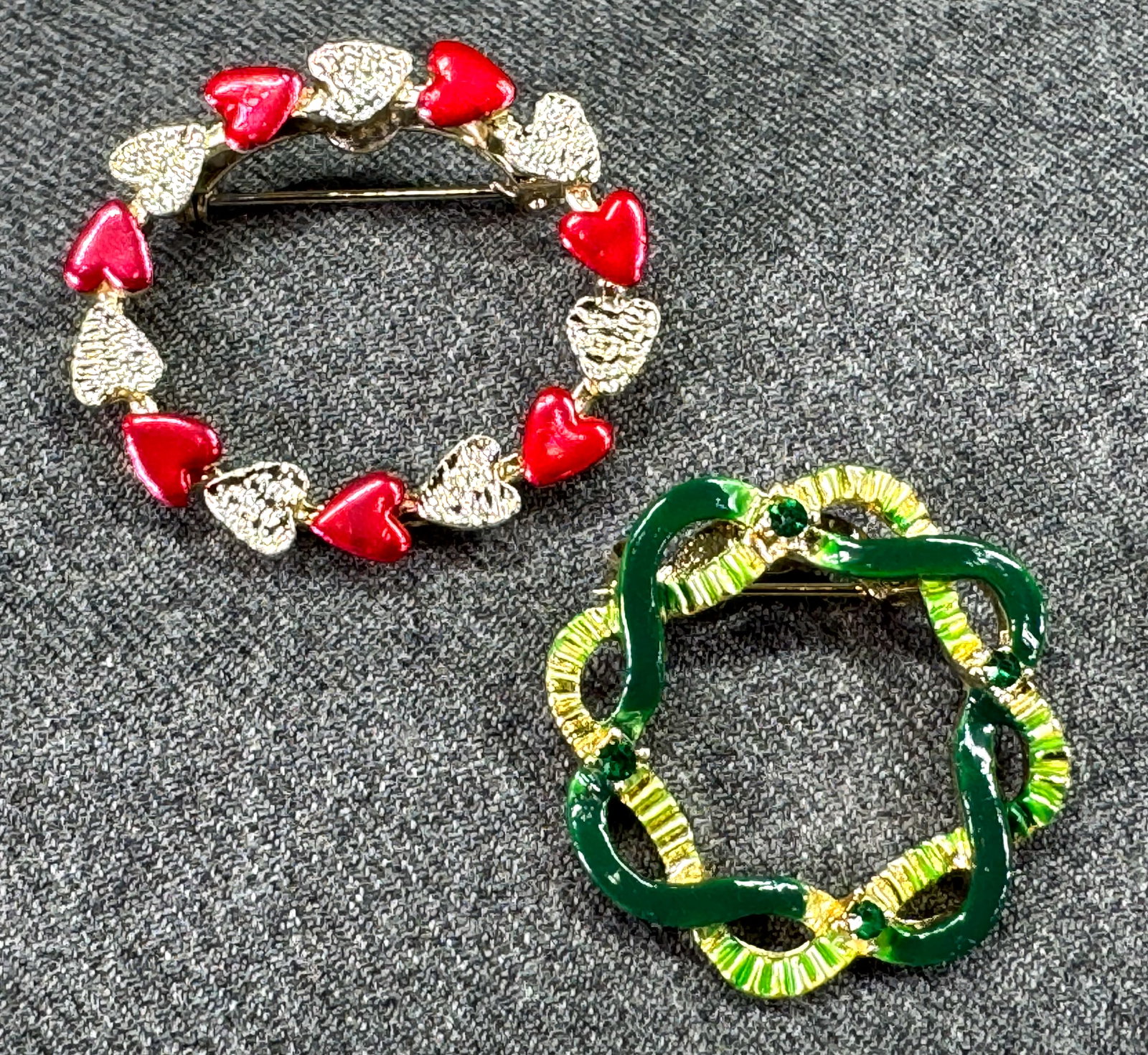 Vintage enamel goldtone metal Gerry's hearts & unbranded rhinestones green wreath pin brooches: Vintage enamel goldtone metal Gerry's red hearts & unbranded rhinestones green enamel woven wreath pin brooches For measures please refer to the pictures taken with a measuring tape. Weight: 21 Grams.