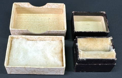 Vintage / Antique assorted cardboard ring & other small jewelry boxes.: Vintage / Antique assorted cardboard ring & other small jewelry boxes. Lot of 2. Empty. For measures please refer to the pictures taken with a measuring tape. Weight: 12 Grams. This is a NO RESERVE AU
