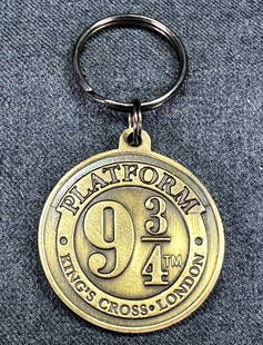 TM Warner Harry Potter Platform 9 3/4 King's Cross London Keychain . Made in UK: TM Warner Harry Potter Platform 9 3/4 King's Cross London Keychain . Made in UK. Marked. For measures please refer to the pictures taken with a measuring tape. Weight:35 Grams This is a NO RESERVE AUC