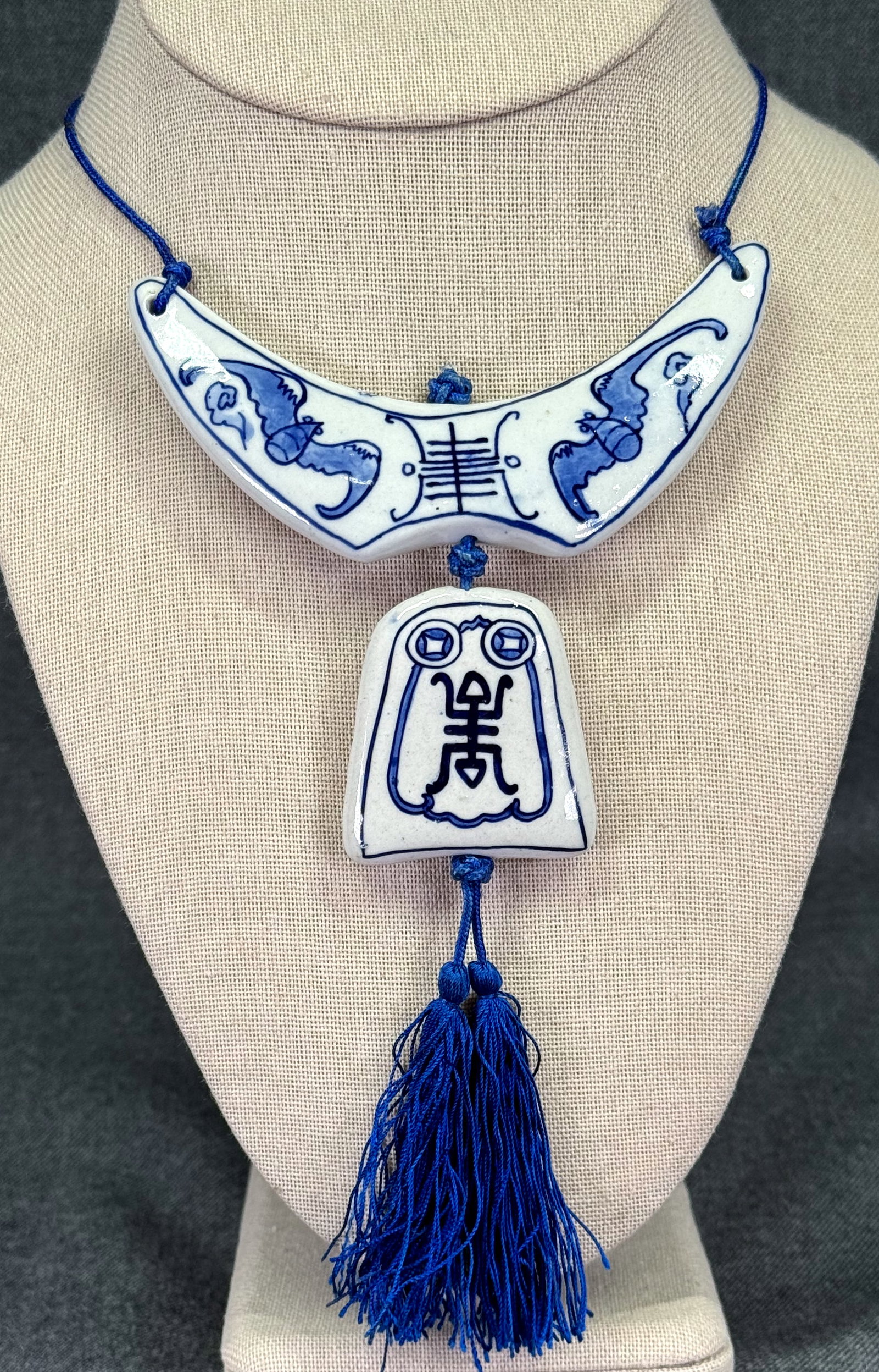 Vintage Chinese large blue & white porcelain medallion necklace. Hand painted bats: Vintage Chinese large blue & white double sided porcelain medallion necklace. Silky strap & tassel. Unmarked. For measures please refer to the pictures taken with a measuring tape. Weight: 36 Grams. I