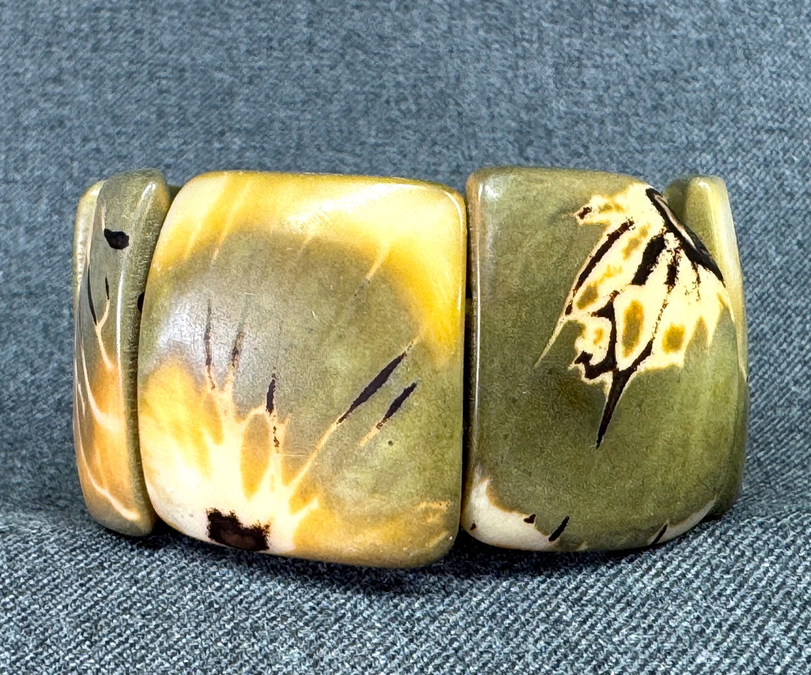 Artisan carved and painted tagua nut elastic panels bracelet: Artisan carved and painted tagua nut elastic panels bracelet. Hard to read label in the interior. For measures please refer to the pictures taken with a measuring tape. Weight: 47 Grams. IN HOUSE Esti