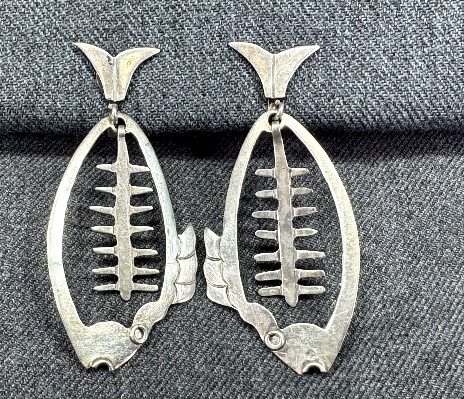 Vintage MCM Mexican Eagle CT? Sterling silver bone fish screw earrings: Vintage MCM Mexican Eagle CT? Sterling silver bone fish screw earrings. Marked CT? conjoined Hecho en Mexico DF 925. For measures please refer to the pictures taken with a measuring tape. Weight: 10.2