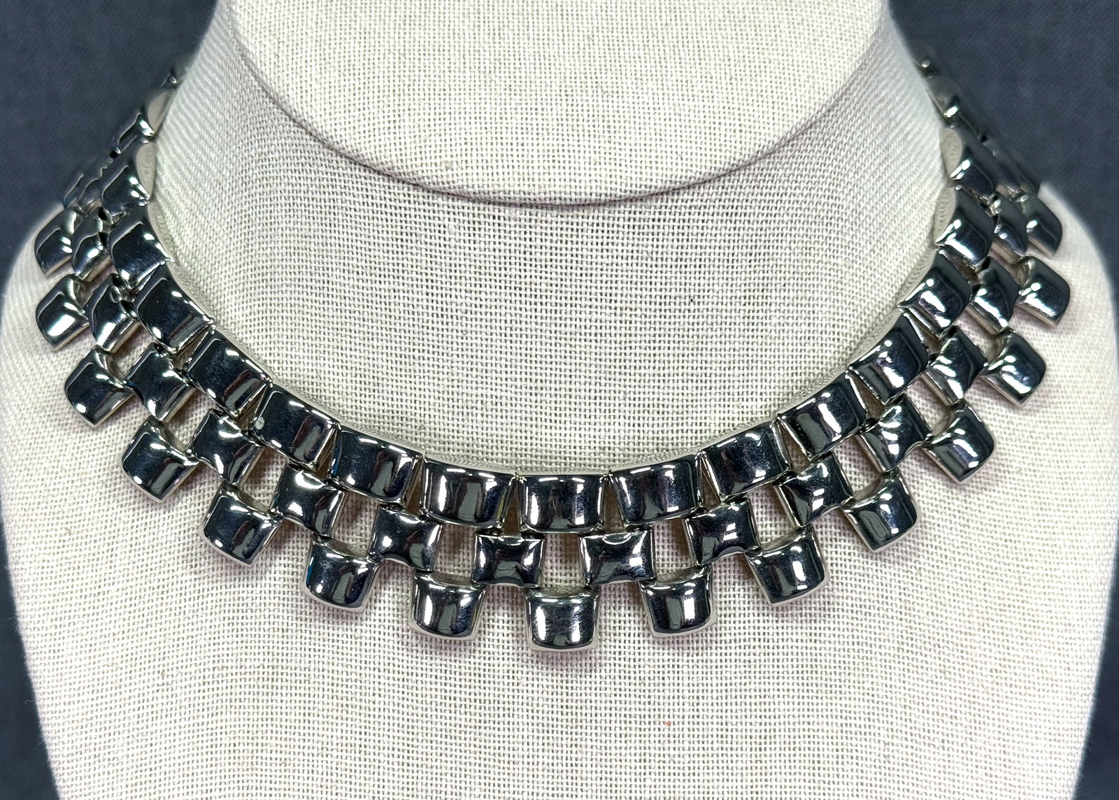 Vintage Egyptian revival Avon NR silvertone chain mail collar necklace: Vintage Egyptian revival Avon NR silvertone chain mail collar necklace. Marked. For measures please refer to the pictures taken with a measuring tape. Weight: 62 Grams. IN HOUSE Estimated* SHIPPING & 