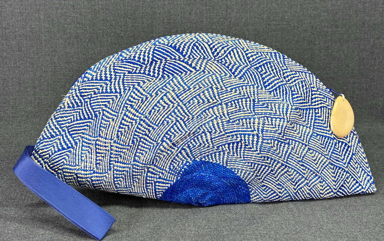 Vintage Panama Papiro y yo hand woven fiber fan shaped clutch purse: Vintage Panama Papiro y yo hand woven fiber fan shaped clutch purse. Tagua nut pull, grosgrain handle. zippered. interior in fabric. For measures please refer to the pictures taken with a measuring ta