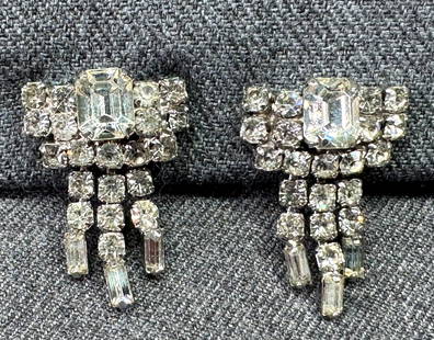 Vintage Kramer style clear crystals silvertone waterfall screw back earrings: Vintage Kramer style clear crystals silvertone waterfall screw back earrings. Unmarked. For measures please refer to the pictures taken with a measuring tape. Weight: 9 Grams. IN HOUSE Estimated* SHIP