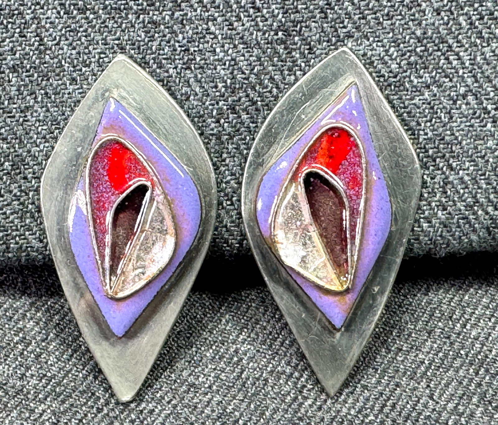 Vintage MCM early Judith Wedemeier enamel silvertoned clip on earrings: Vintage MCM early Judith Wedemeier enamel silvertoned clip on earrings. Unmarked. For measures please refer to the pictures taken with a measuring tape. Weight: 16 Grams. IN HOUSE Estimated* SHIPPING 