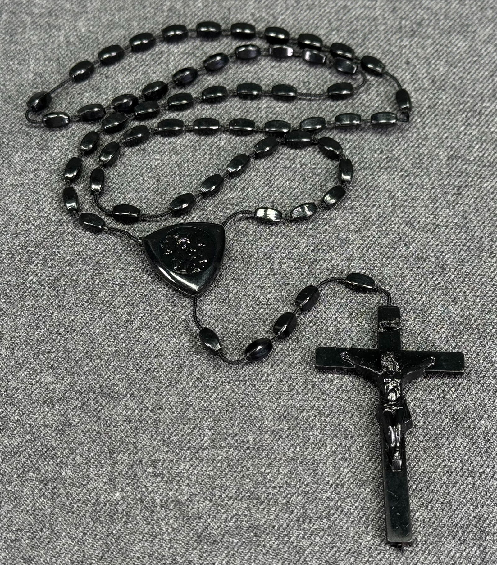 Vintage mourning black thermoplastic rosary: Vintage mourning black thermoplastic rosary. Unmarked. For measures please refer to the pictures taken with a measuring tape. Weight: 7 Grams. IN HOUSE Estimated* SHIPPING & HANDLING COST WITHIN THE U