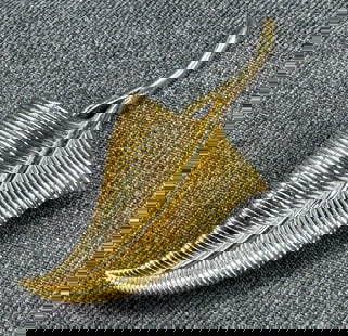 Vintage Crown Trifari striped leaf brooch pin: Vintage Crown Trifari striped leaf brooch pin. Marked. For measures please refer to the pictures taken with a measuring tape. Weight: 12 Grams. IN HOUSE Estimated* SHIPPING & HANDLING COST WITHIN THE