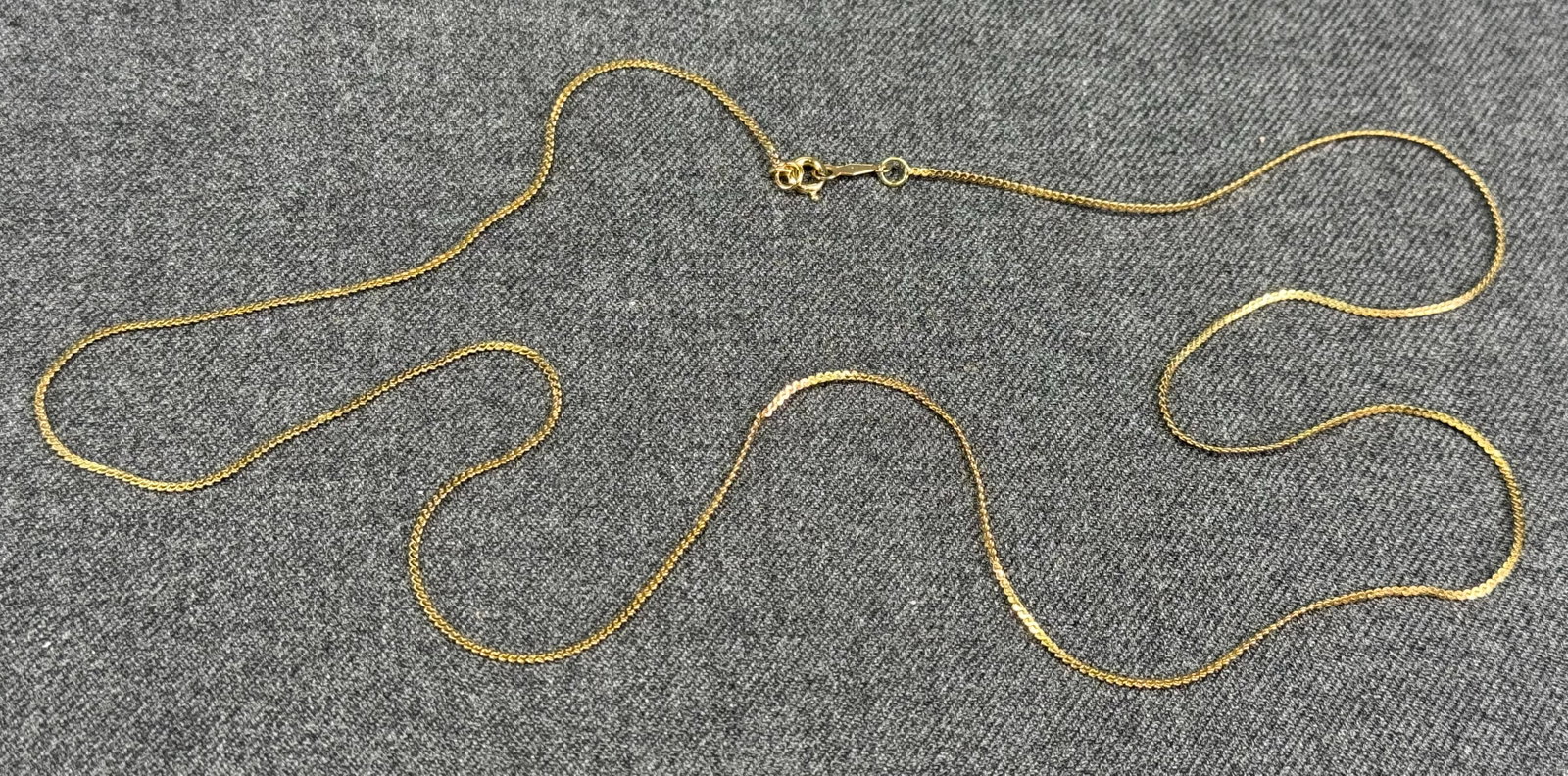 Vintage 12K gold-filled chain strap necklace.: Vintage 12K gold-filled chain strap necklace.Marked maker mark, 1/20 12K G.F. For measures please refer to the pictures taken with a measuring tape. Weight: 2.30 Grams. IN HOUSE Estimated* SHIPPING & 