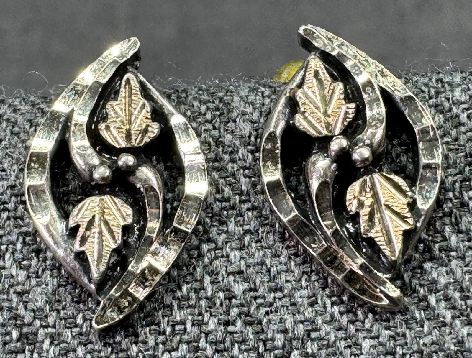 Vintage WMCo.Wheeler Manufacturing Sterling Silver Gilt Leaves Stud Earrings.: Vintage WMCo.Wheeler Manufacturing Sterling Silver Gilt Leaves Stud Earrings. Marked. For measures please refer to the pictures taken with a measuring tape. Weight: 2.83 Grams. Original patina. This i