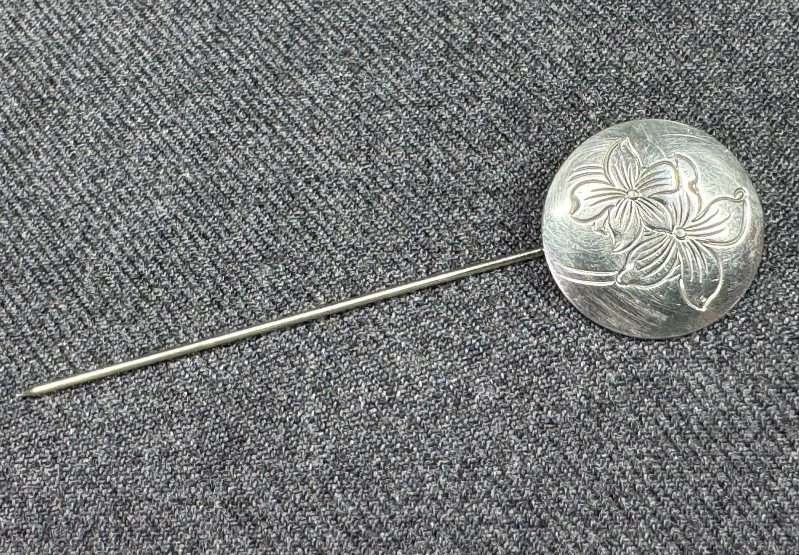 Vintage Kirk Pewter Floral Etched Pewter Stick Pin: Vintage Kirk Pewter Floral Etched Pewter Stick Pin. Marked . For measures please refer to the pictures taken with a measuring tape. Weight: 3 Grams. This is a NO RESERVE AUCTION: there are no hidden o